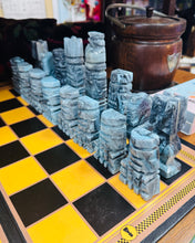 Load image into Gallery viewer, Set Chess Marbl Onyx Vintage o’r 70au a bwrdd chess sydd yn plygu / Vintage Marble Onyx Chess set from the 70s with a golding chess board

