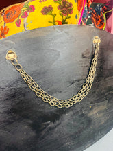 Load image into Gallery viewer, Drych Art Deco Vintage hirgrwn gydag ymyl bevelled ar gadwynau / Vintage Art Deco bevelled edge oval mirror on chains
