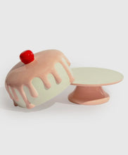 Load image into Gallery viewer, Stand cacen mawr seramig gydag chaead ceirios ac eisin pinc / Large ceramic cake stand with cherry and pink icing lid

