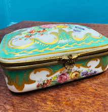 Load image into Gallery viewer, Bocs trinkets seramig Vintage Au Grand Siècle, Paris, wedi ei beintio â llaw / Vintage hand painted Au Grand Siècle, Paris, ceramic trinket box
