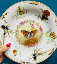 Load image into Gallery viewer, Plat Hynafol Pili Pala ac adar wedi ei beintio â llaw / Antique hand painted butterfly and birds plate
