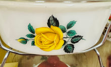 Load image into Gallery viewer, Dysgl caserol Retro 1960’s Phoenix Opalware Casserole dish gyda’r caead gwreiddiol a  stand, darlun rhosyn melyn / Retro 1960’s Phoenix Opalware Casserole dish with original lid and stand, yellow rose design
