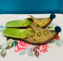 Load image into Gallery viewer, Pâr o slipars Pasomia Twrceg traddodiadol Vintage / Vintage pair of traditional Turkish Pasomia slippers
