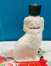 Load image into Gallery viewer, Spaniel Staffordshire Hynafol gyda tealight gwydr gwyrdd ar ei ben / Antique Staffordshire Spaniel with a green glass tealight on top
