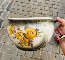 Load image into Gallery viewer, Pot pi pi seramig blodeuog Hynafol / Antique floral ceramic chamic pot
