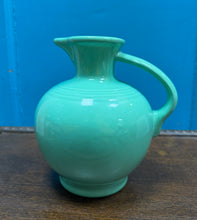 Load image into Gallery viewer, Carafe Vintage Art Deco Homer Lauglin Fiestaware gwyrdd ‘seamist’ Art Deco prin o America / Vintage Art Deco rare seamist green Homer Laughlin Fiestaware carafe from America
