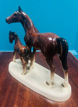 Load image into Gallery viewer, Ffigwr seramig Almeinig Hertwig ceffyl ac ebol Vintage o’r 60au / Vintage 1960s Hertwig German horse and foal figurine
