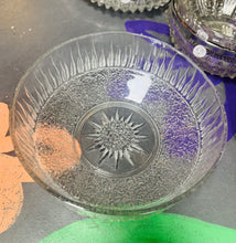 Load image into Gallery viewer, Bowlen Treiffl Wydr Vintage mawr  / Large Vintage Glass Trifle Bowl
