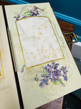 Load image into Gallery viewer, Albwn lluniau blodeuog Fictorianaidd mewn câs lledr a chlasp / Victorian floral photo album in leather case and clasp
