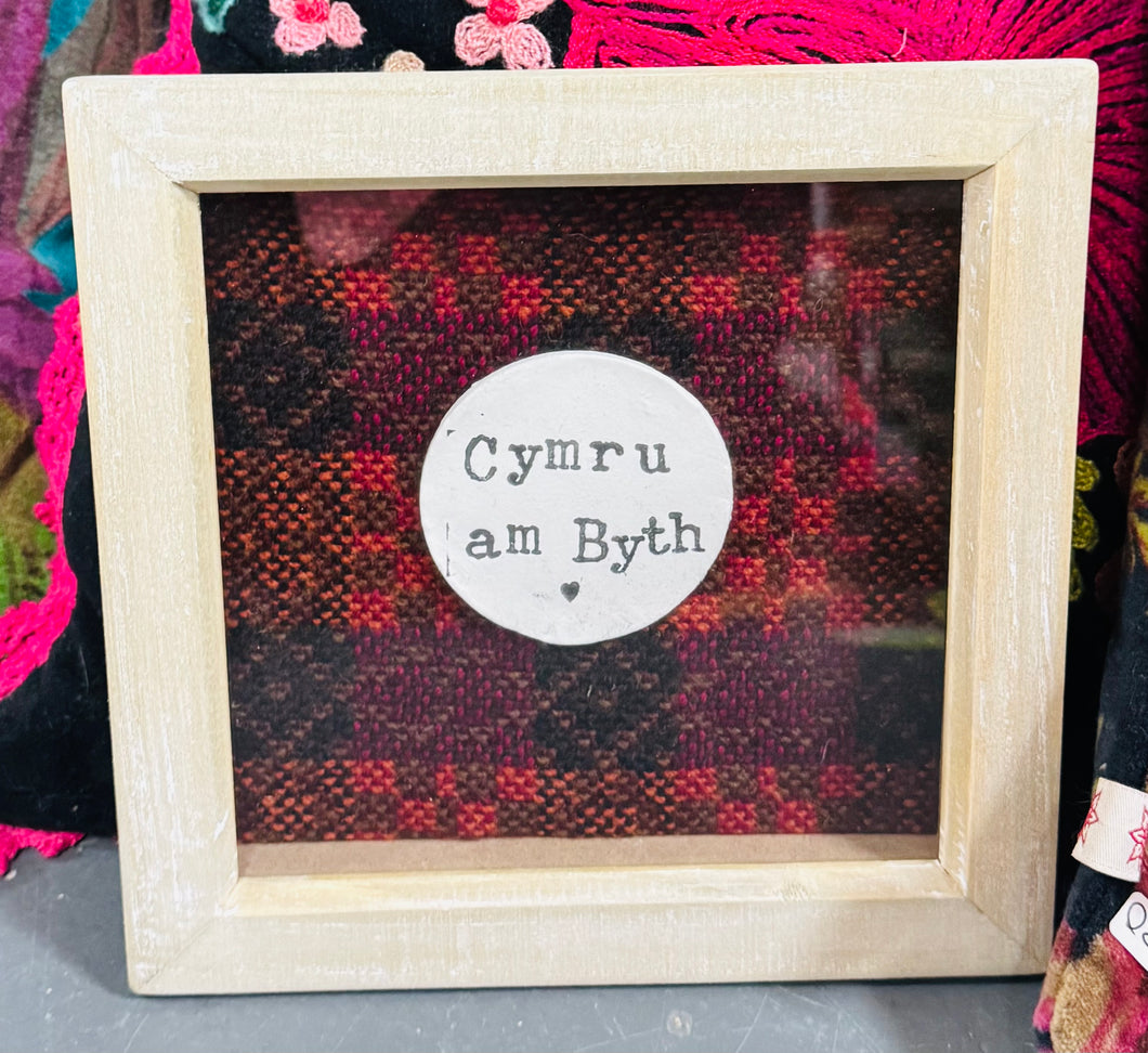 Ffrâm brethyn Cymreig brown ‘Cymru am Byth’ / Brown Welsh tapestry ‘Cy ...