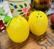 Load image into Gallery viewer, Potiau halen a pupur seramig siâp lemon / Lemon shaped ceramic salt and pepper pots
