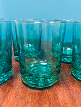 Load image into Gallery viewer, 6 Gwydryn turquoise gwaelod trwm Vintage / 6 Vintage heavy bottom turquoise glasses
