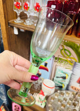 Load image into Gallery viewer, Set o 6 gwydryn gwin gwyrdd Vintage wedi eu chwythu â llaw / Set of 6 Vintage handblown green wine glasses
