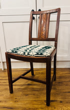 Load image into Gallery viewer, Cadair dderw ‘Chanchellor’ o 1960 wedi’i orchuddio gyda Blanced Brethyn Cymreig hufen a gwyrdd tywyll / 
‘Chanchellor’ oak chair from 1960 covered in a cream and dark green Welsh Tapestry blanket

