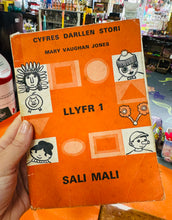 Load image into Gallery viewer, Llyfr ‘Sali Mali’ gan Mary Vaughan Jones i 1971 / ‘Sali Mali’ book by Mary Vaughan Jones from 1971
