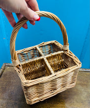 Load image into Gallery viewer, Basged wicker fechan Vintage gyda phedwar adran / Vintage small wicker basket with four compartments
