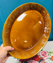 Load image into Gallery viewer, Plat gweini hirgrwn mawr amber brown Retro Portmeirion Totem o’r 70au / Retro amber brown Portmeirion Totem large oval serving plate from the 70s
