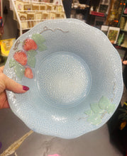 Load image into Gallery viewer, Powlen weini las â mefud Melba Ware Vintage / Vintage strawberry blue Melba Ware serving bowl
