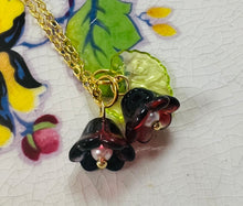 Load image into Gallery viewer, Mwclis blodau gwydr steil Vintage / Vintage style glass flower necklace
