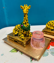 Load image into Gallery viewer, Canhwyllbren Quirky gwydr pinc, llyfr aur a Jiraff / Quirky pink glass, gold book and Giraffe candlestick holder
