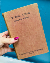 Load image into Gallery viewer, Argraffiad Cyntaf o nofel ‘Y Wisg Sidan’ gan Elena Puw Morgan o 1939 / First Edition copy of Elena Puw Morgan novel ‘Y Wisg Sidan’ from 1939
