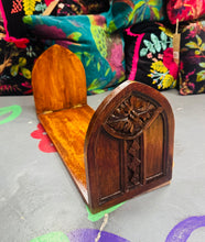 Load image into Gallery viewer, Silff lyfrau pren Fictoraidd Gothig Hynafol sy’n plygu
/Antique Victorian Gothic folding wooden book shelf
