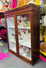 Load image into Gallery viewer, Cwpwrdd pren mahogany Hynafol sydd yn mynd ar y wal, gyda thair silff a drysau gwydr / Antique wooden mahogany wall mounted cupboard with three shelves and glass doors
