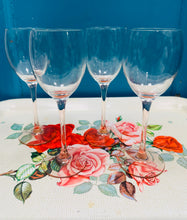 Load image into Gallery viewer, Set o 4 o wydrau gwin Luminarc Ffrengig Vintage gyda choesau rhuddliw / Set of 4 Luminarc French wine glasses with rose coloured stem
