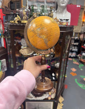 Load image into Gallery viewer, Globe brown ar goes pren / Brown globe on wooden stand
