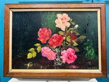 Load image into Gallery viewer, Darlun olew rhosod gan artist Hilda Wilkin mewn ffrâm dderw Vintage / Vintage framed roses oil painting by artist Hilda Wilkin

