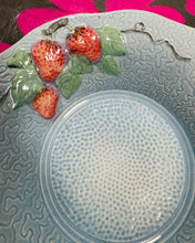 Load image into Gallery viewer, Powlen weini las â mefud Melba Ware Vintage / Vintage strawberry blue Melba Ware serving bowl
