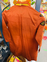 Load image into Gallery viewer, Dillad Girl Guides Vintage o’r 60au gyda 20 bathodyn / Girl Guides Vintage Brownie Uniform from the 1960&#39;s with 20 Badges
