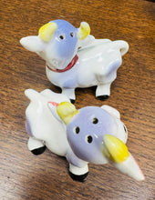 Load image into Gallery viewer, Potiau halen a pupur seramig Kitsch siâp gwartheg Jersey o Siapan yn y 50au / Japanese Kitsch Jersey cow shaped ceramic salt and pepper pots from the 50s
