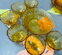 Load image into Gallery viewer, Set o 6 bowlen fach ac un bowlen gweini gwydr amber Art Deco / Art Deco set of 6 amber glass small bowls and a serving bowl

