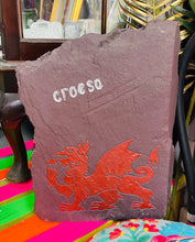 Load image into Gallery viewer, Darn Mawr o lechen Cymreig unigryw i’w roi wrth eich drws ffrynt gyda’r Ddraig Goch a ‘Croeso’ arno / Huge unique piece of Welsh Slate to be placed by your front door with the Welsh Red Dragon and ‘Croeso’ on it
