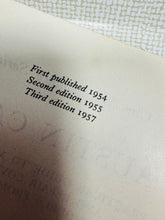 Load image into Gallery viewer, Llyfr cyfeirio Vintage  o 1957, ‘Austin Cars: A Practical Guide to Maintenance and Repair’ (yn ymdrin â modelau o 1932 ymlaen) / Vintage reference book Austin Cars: A Practical Guide to Maintenance and Repair (Covering Models from 1932) from 1957
