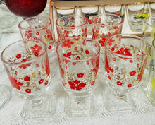 Load image into Gallery viewer, Set o 6 gwydryn blodeuog coch Retro sherry gyda gwaelod sgwâr / Set of 6 red floral Retro sherry glasses with square base
