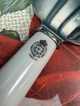 Load image into Gallery viewer, Plat teisen a chyllell gweini Mayfield Royal Worcester Vintage o 1981 / Vintage Mayfield Royal Worcester cake plate and serving knife from 1981
