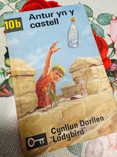 Load image into Gallery viewer, Llyfr Ladybird Cymraeg ‘Antur yn y Castell’ Vintage o 1976 / Welsh Vintage ‘Antur yn y Castell’ Ladybird book from 1976
