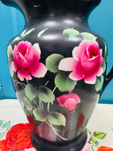 Load image into Gallery viewer, Jwg olchi Hynafol fawr ddu â rhosod pinc / Antique large black washing pitcher with pink roses
