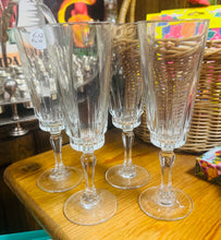 Load image into Gallery viewer, Set o 4 flute gwydr Vintage / Set of 4 Vintage glass flutes
