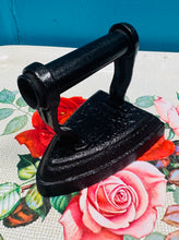 Load image into Gallery viewer, Haearn smwddio Hynafol maint 3 J &amp; J Siddon / Antique size 3 J &amp; J Siddon cast iron
