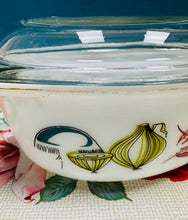 Load image into Gallery viewer, Dysgl casserole Pyrex JAJ Lobster a llysiau Retro gyda’r caead gwreiddiol / Retro Lobster and vegetables JAJ Pyrex casserole dish with original lid
