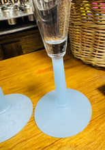 Load image into Gallery viewer, Pâr o wydrau flute Retro o’r 70au gyda coesau glas / Pair of Retro flutes from the 70s with blue stem
