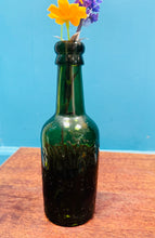 Load image into Gallery viewer, Potel Hynafol gwydr gwyrdd ‘R.Orme &amp; co Limited Bakewell &amp; Matlock’ / Antique green glass ‘R.Orme &amp; co Limited Bakewell &amp; Matlock’ bottle
