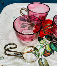 Load image into Gallery viewer, Set o 6 gwydr coffi cranberry Eidalaidd Lubiana o'r 1970au gyda handlen fetel / Set of 6 Vintage 1970s Lubiana Italian cranberry coffee glasses with metal handle
