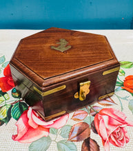 Load image into Gallery viewer, Replica o Sextant Morwrol mewn blwch pren a brass Hynafol / Antique Nautical Navigation Sextant Replica in a wooden and brass box
