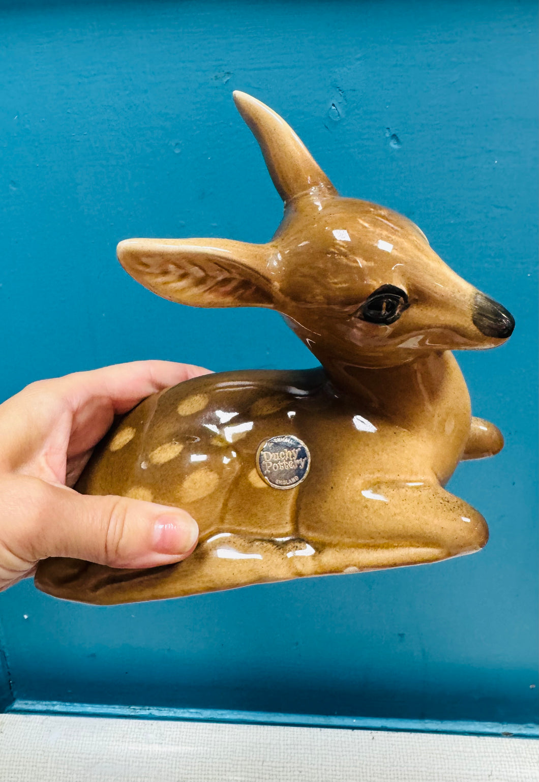 Ffigwr carw Kitsch mawr Dutchy Pottery o ganol y ganrif diwethaf / Mid Century Kitsch large Dutchy Pottery fawn figure