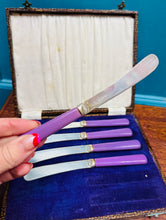 Load image into Gallery viewer, 5 Cyllell Menyn EPNS carn piws Vintage o’r 40au yn eu bocs gwreiddiol / 5 Vintage 1940s purple handles EPNS Butter Knives in original case
