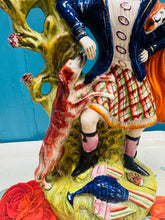 Load image into Gallery viewer, Fâs 'spill' cefn gwastad Hynafol Staffordshire o'r 19eg ganrif siâp heliwr o'r Alban a chi / Staffordshire flat back spill vase from the 19th century featuring a "Highlander" hunter and dog

